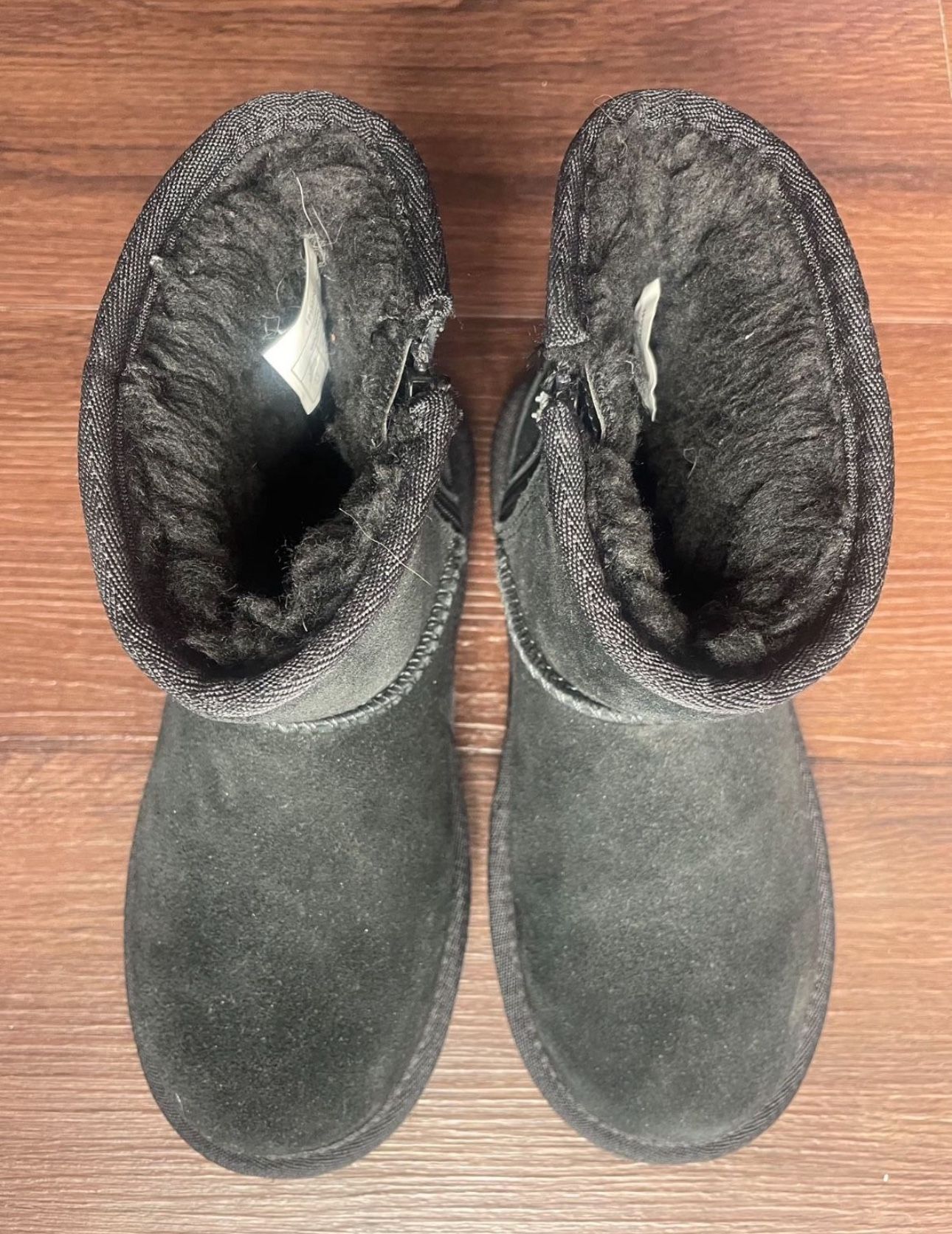 Kids Ugg, Size 2 Great condition, but one pull is missing