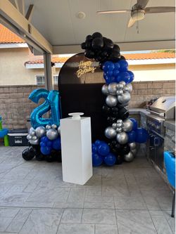 Graduation balloon arch