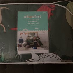 Pillowfort twin comforter 