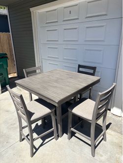 Table set with 4 chairs