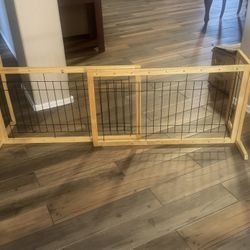 Expandable Wooden Baby/Dog Gate