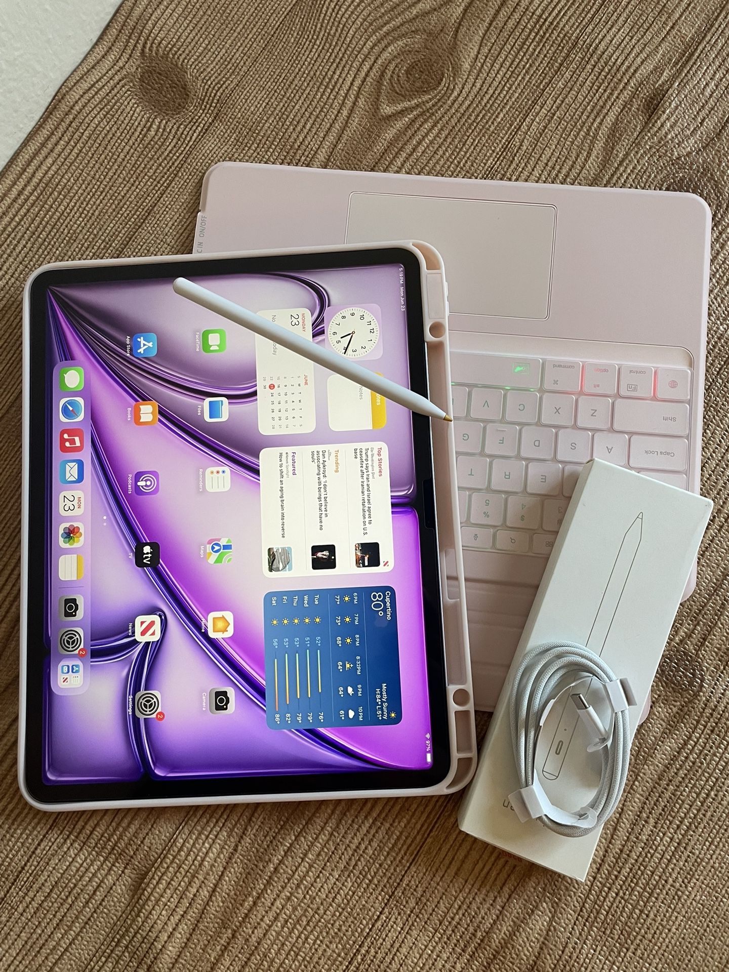 IPad Air 13” (M2 chip / 2024 / purple color) 128GB with pink keyboard case and stylus pen
