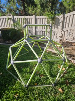 Kids jungle gym monkey bars