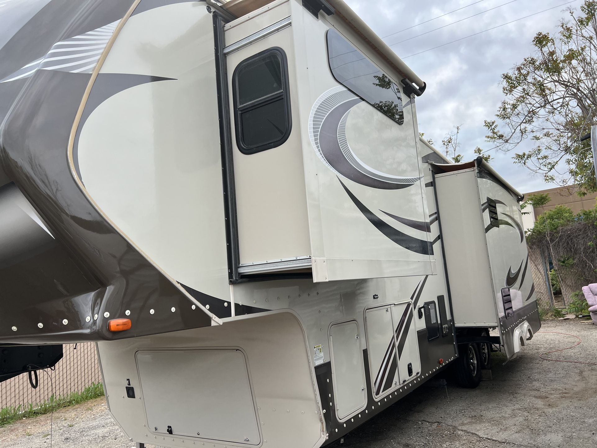 2015  Grand Design 3 slides out 36 ft  Solitude 5th Wheel Series