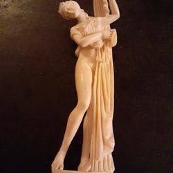 GORGEOUS Santini Italy Genuine Carrara Marble 10" Aphrodite Replica.
Other Santini Sculptures sold separately 
Great Home Decor Sculpture