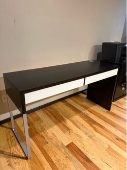 Modern desk. Two drawers.