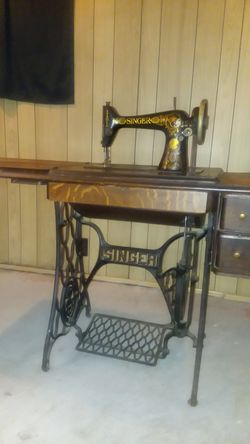 1903 Singer sewing machine in its original table works great and drawer are full of 1910sewing parts