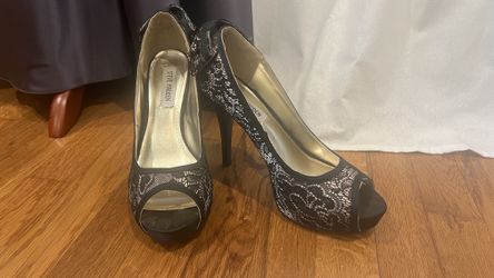 Steve Madden Gold With Black Lace Peep Toe Heels Size 8.5