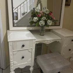 Vanity Desk / Makeup 