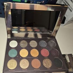 Nomad eyeshadow palette