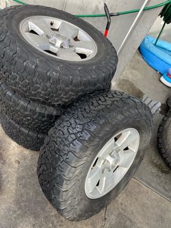 Vendo set de rines 17 con llantas 265/70/R17 Bfgoodrich