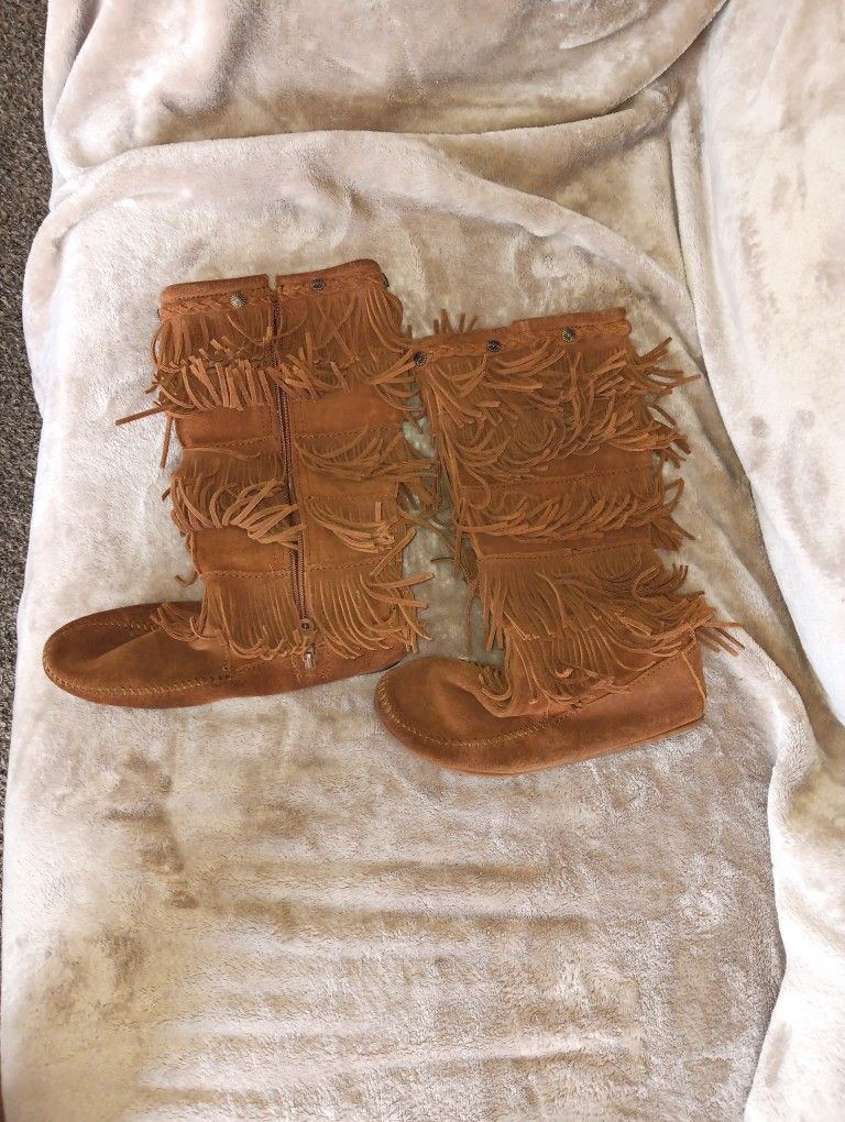Minnetonka Fringe Boots 10
