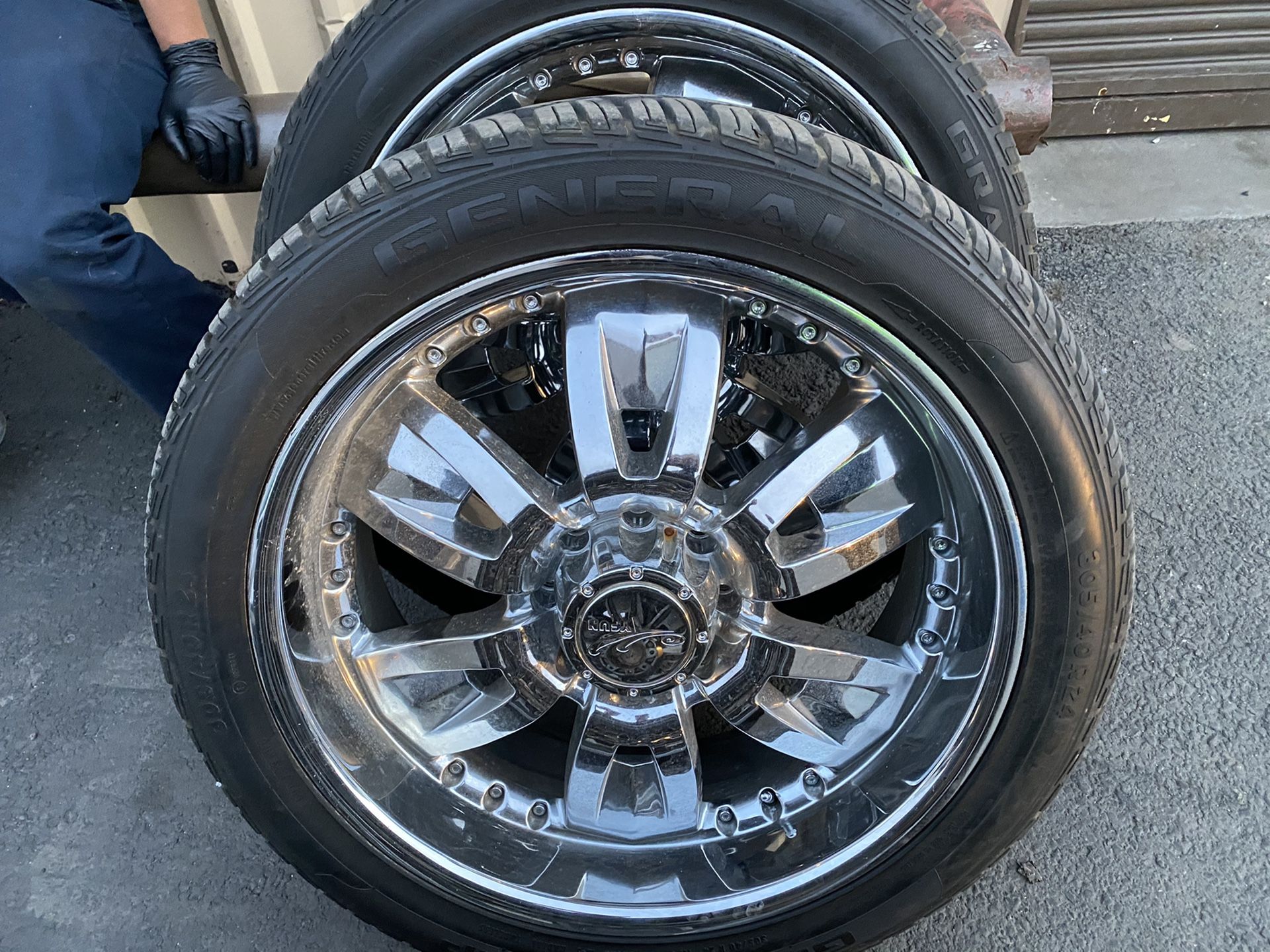 24” wheels/tires chrome wheels no scrapes tires are 80% 305/40/24 set is in great condition were on a Hummer h2 will fit Chevrolet truck