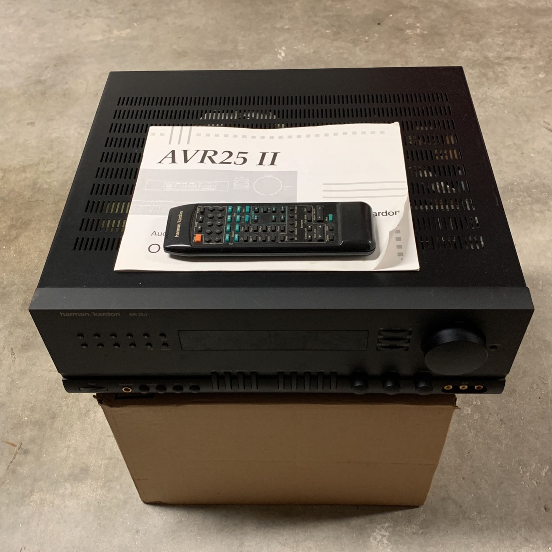 Harmon kardon AVR 25ii Surround Receiver W/ remote