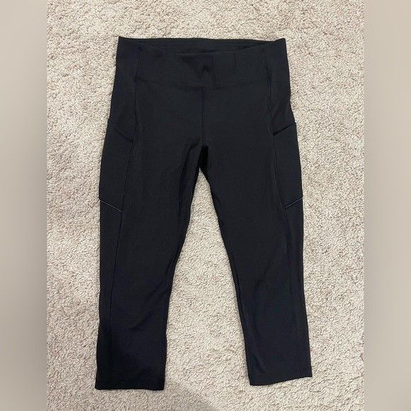 Lululemon crop leggings Pockets Black Activewear Pants Womens Size 4 Gym Yoga