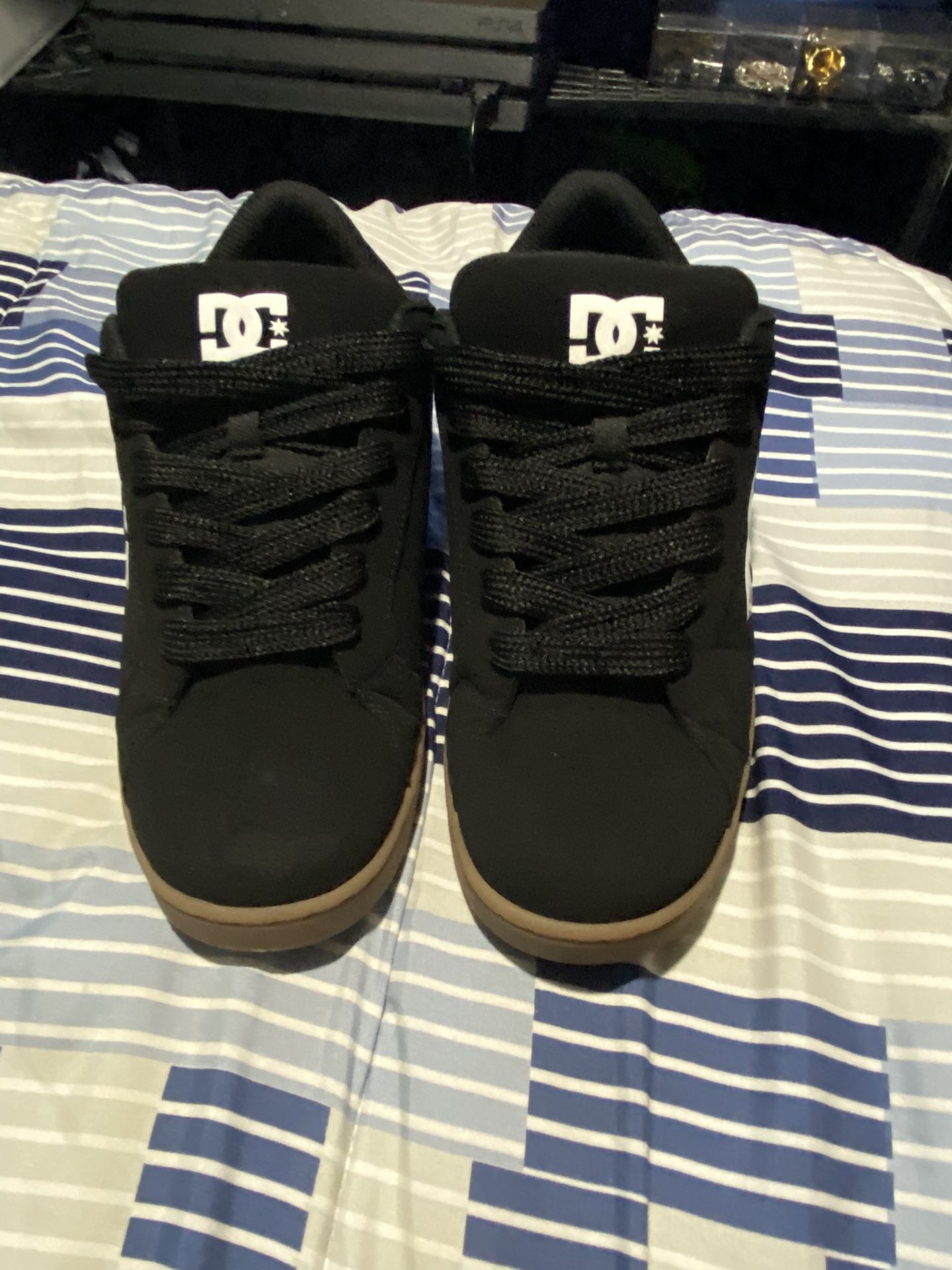 Black and brown Dc shoes size:8
