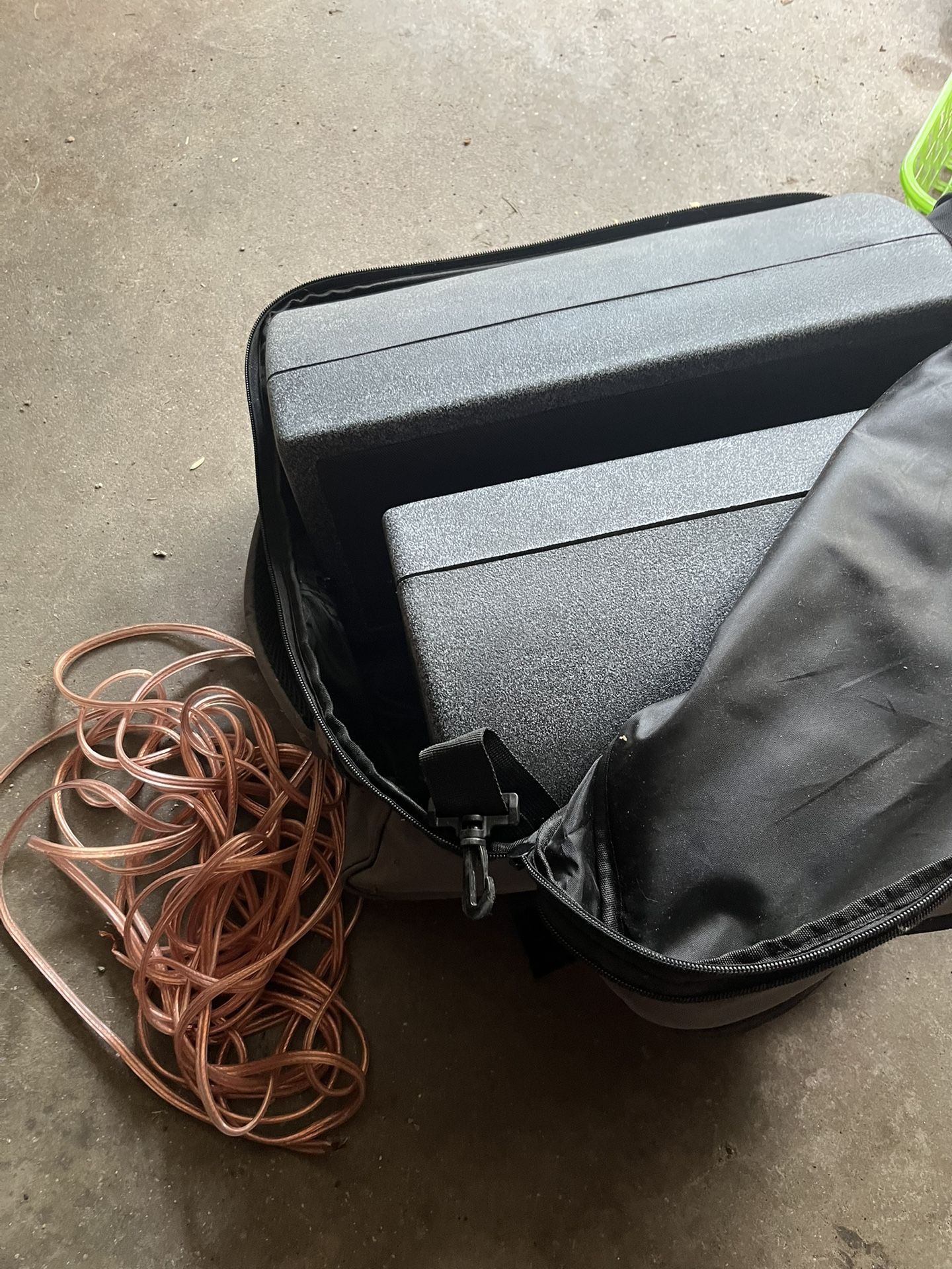 Two very nice speakers like new and in this bag for a few years thought I would sell them. I won’t use them. Come check them out.
