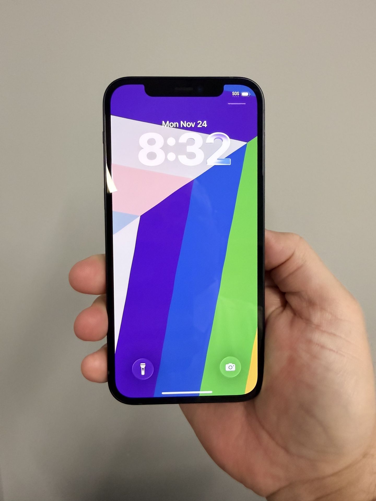 IPhone 12 64 GB,  Amazing Condition!. UNLOCKED use any carrier.  Hablo Espanol.    