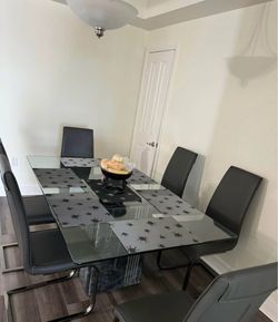 Mesa de cristal con base de mármol