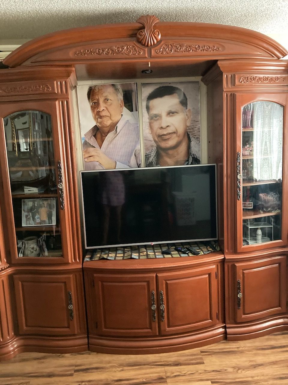 Mueble De Televisión Mi Amiga Lo Esta Vendiendo Buenas Condiciones