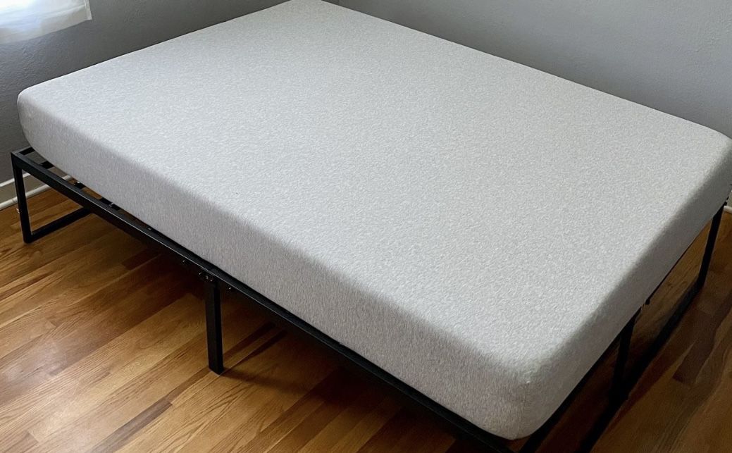 8” Memory Foam mattress Queen With Waterproof Cover