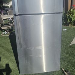 Whirlpool Stainless Steel Refrigerator Top Freezer Works Great