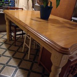 Beautiful Kitchen Table 52inches L Without Leaf. 70 With Leaf Right At 6ft By 4 Ft. 