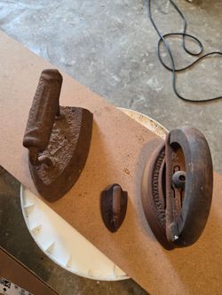 Cast iron ironing set