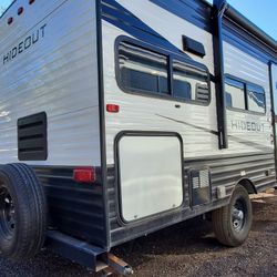 P2021 Keystone Hideout 17ft couples trailer with slide Murphy bed