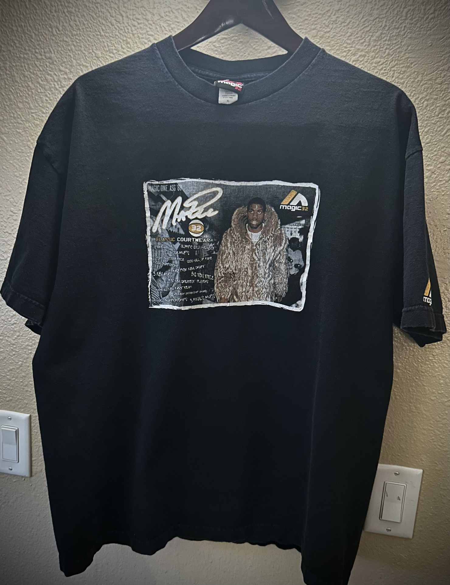 NBA Magic Johnson 32 Classic Courtwear Fur Coat Vintage Graphic T Shirt Size XL