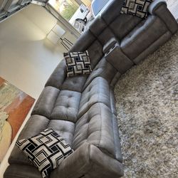 * Like New * Living Spaces 5pc Modular Electric Recliner Sectional ( Free Delivery )