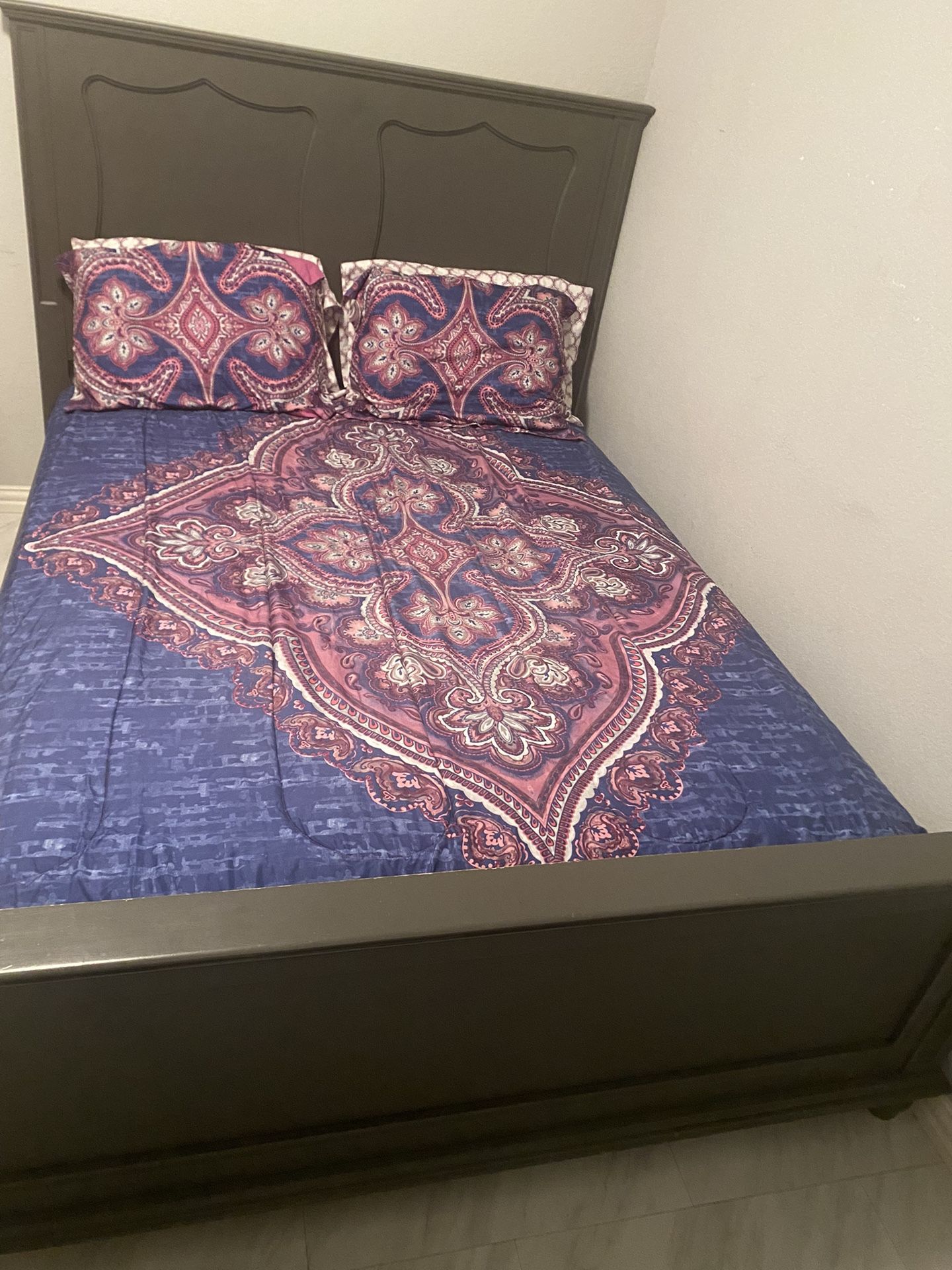 Queen Bedroom Set- Rooms 2 Go