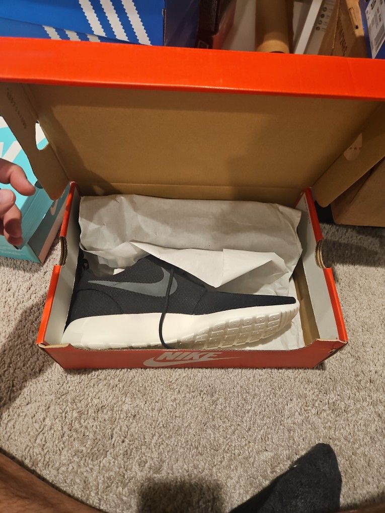 Brand New Nike Roshe 1 Size 10