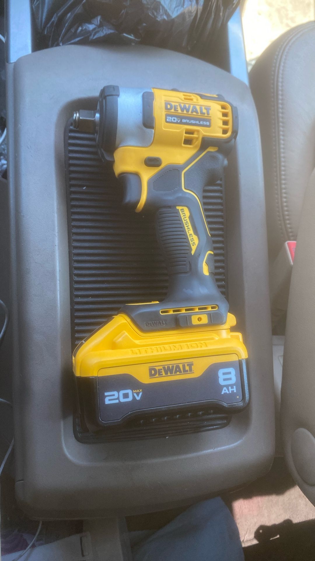 DEWALT IMPACT WRENCH ==20v Battery 8 Ah new