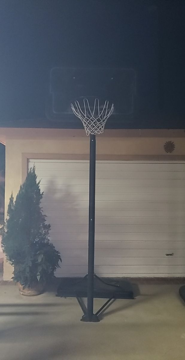 Portable basketball hoop