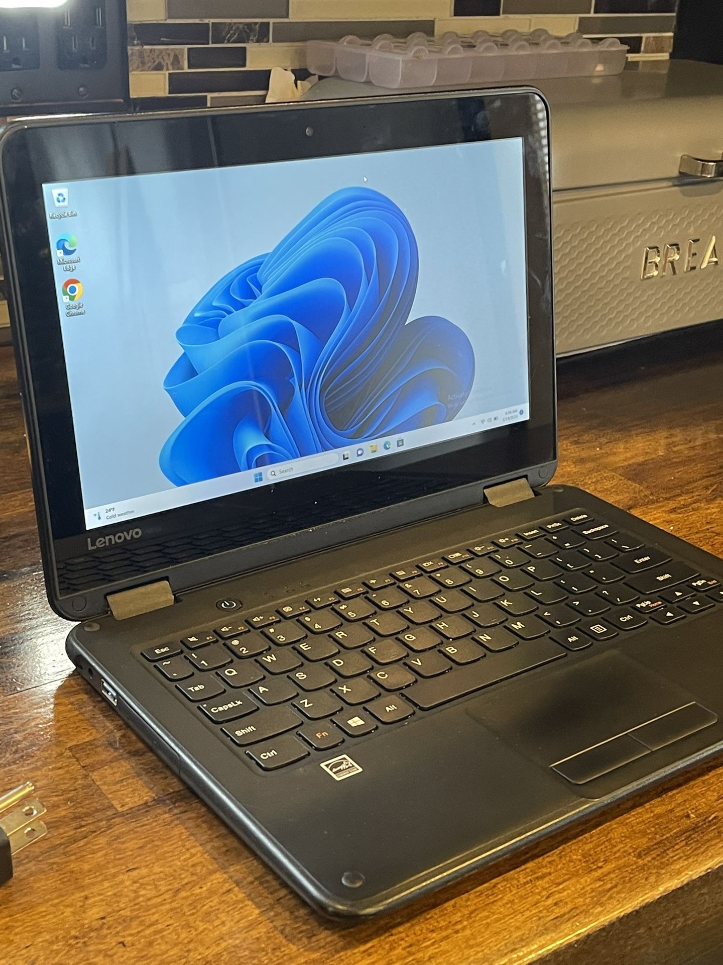 TOUCHSCREEN Lenovo 2-in 1 laptop with windows 11