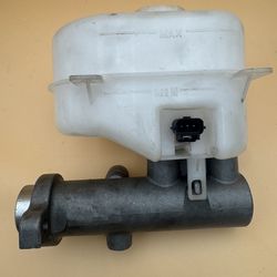 Brake Master Cylinder with Reservoir for Ford F-250 F-350 Super Duty 2013-2016