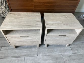 Set of 2 Nightstands – Whitewashed Gray Wood