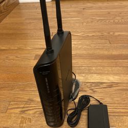 Belkin wireless router with antennas. includes power adapter 
