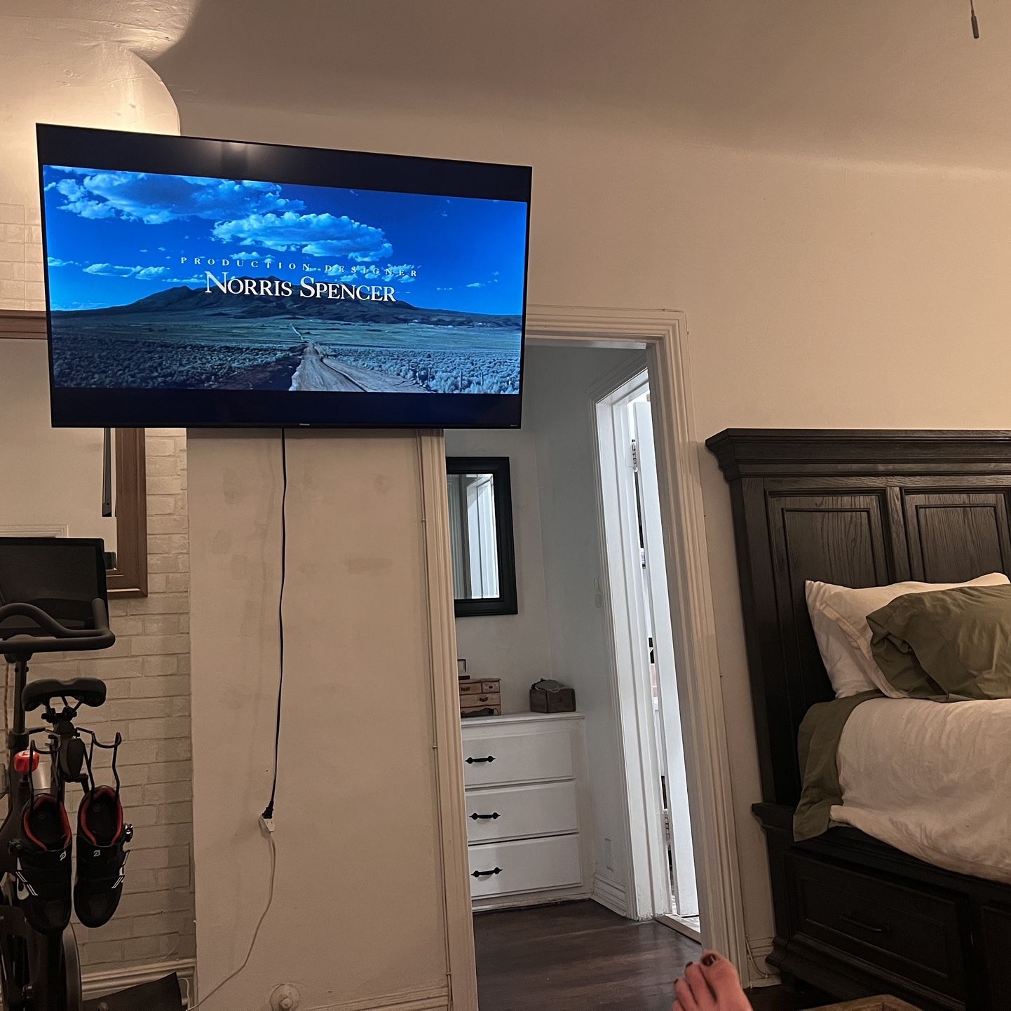 55” Roku Smart Tv With Extending Arm Wall Mount