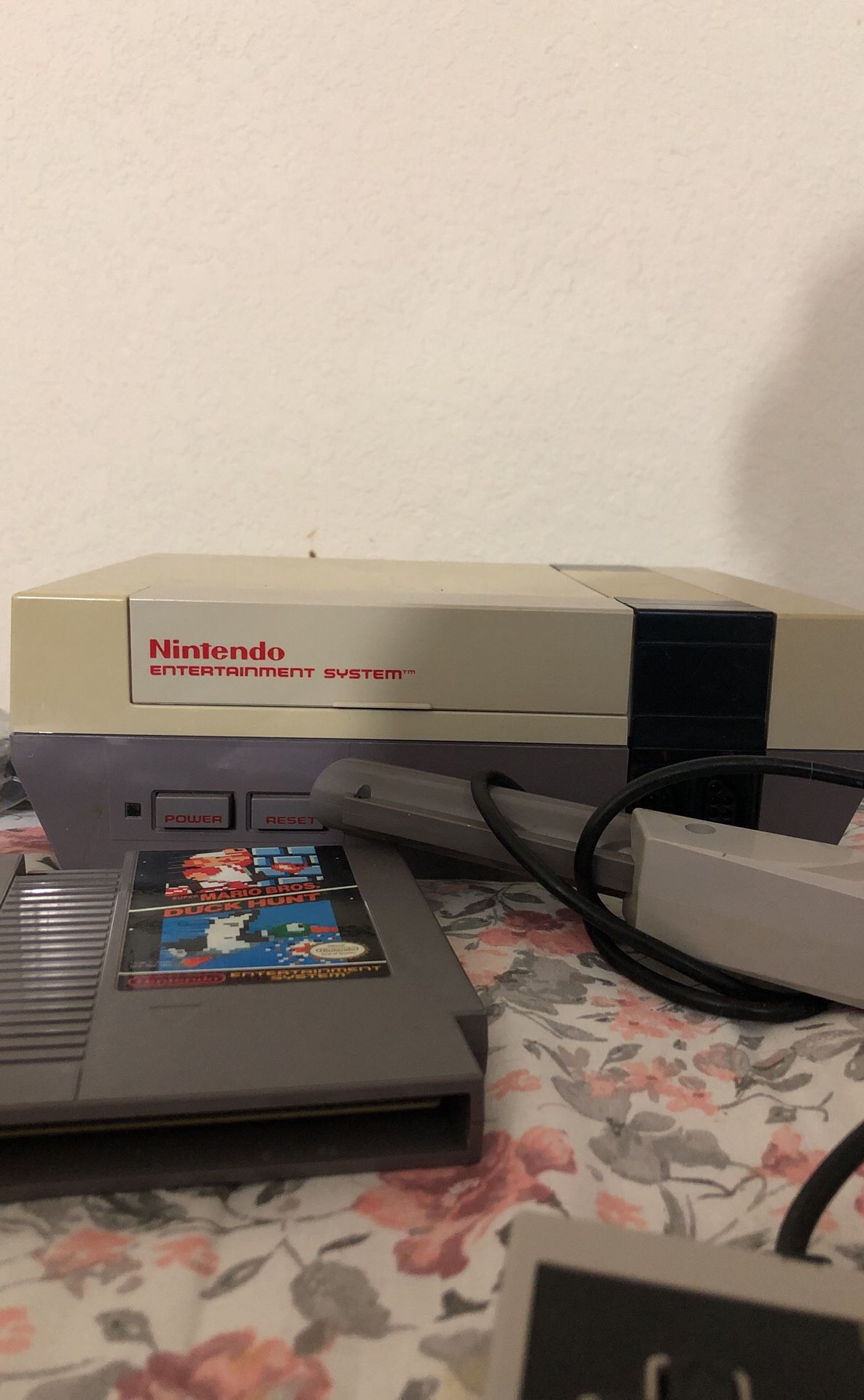 NES, 3 controllers, Mario duck hunt and gun