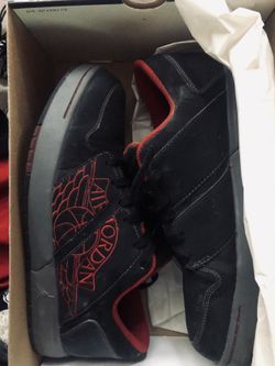 Jordan - Black w red low tops 9.5
