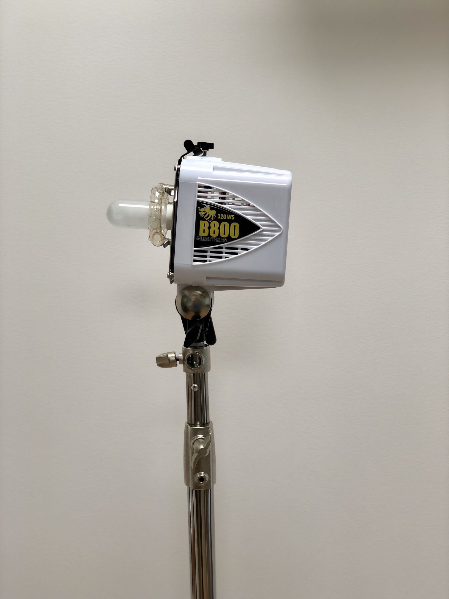 Paul C Buff Alien Bees b800 320 watt strobe photo light for Sale in Los