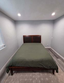 🛏️ QUEEN-SIZE BED FRAME