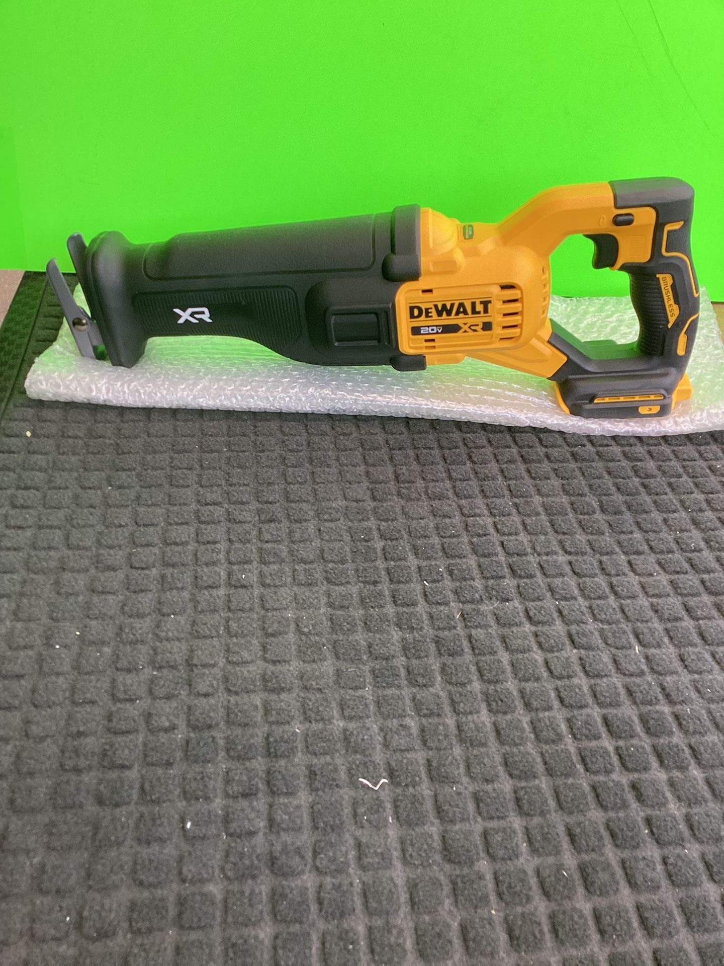 DEWALT 20-VOLT XR CORDLESS RECIPROCATING SAW ( TOOL ONLY )