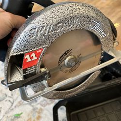 Awesome condition Skilsaw handheld circular saw - 7-1/4” blade, with hard case