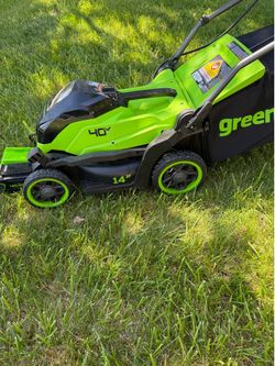 LIKE NEW 40V Greenworks 14" Cordless Battery BL Push Lawn Mower 4.0 ah battery and charger