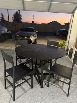 Black round dining table