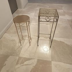 Vendo dos mesitas por el precio de una. Útiles para usos múltiples