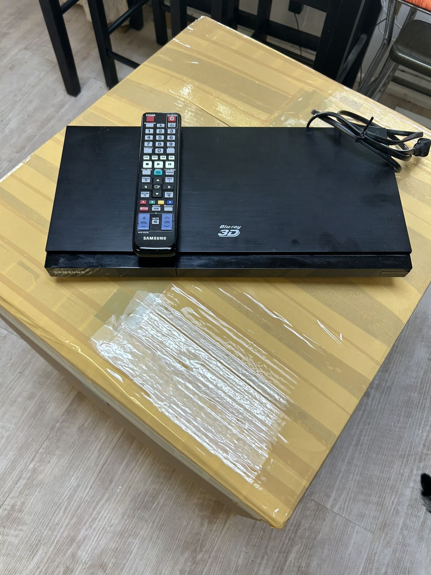 he "bd-d5500c" refers to the Samsung BD-D5500C 3D Smart Hub Blu-ray Disc Player.